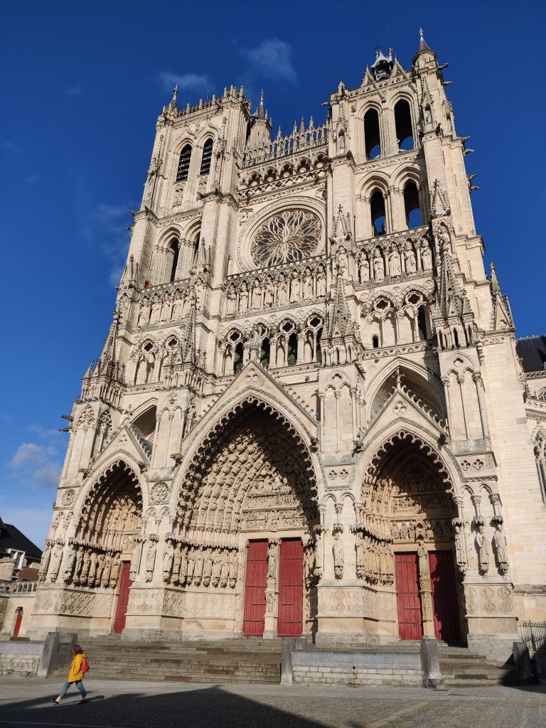 Une photo de la cathédrale d'Amiens