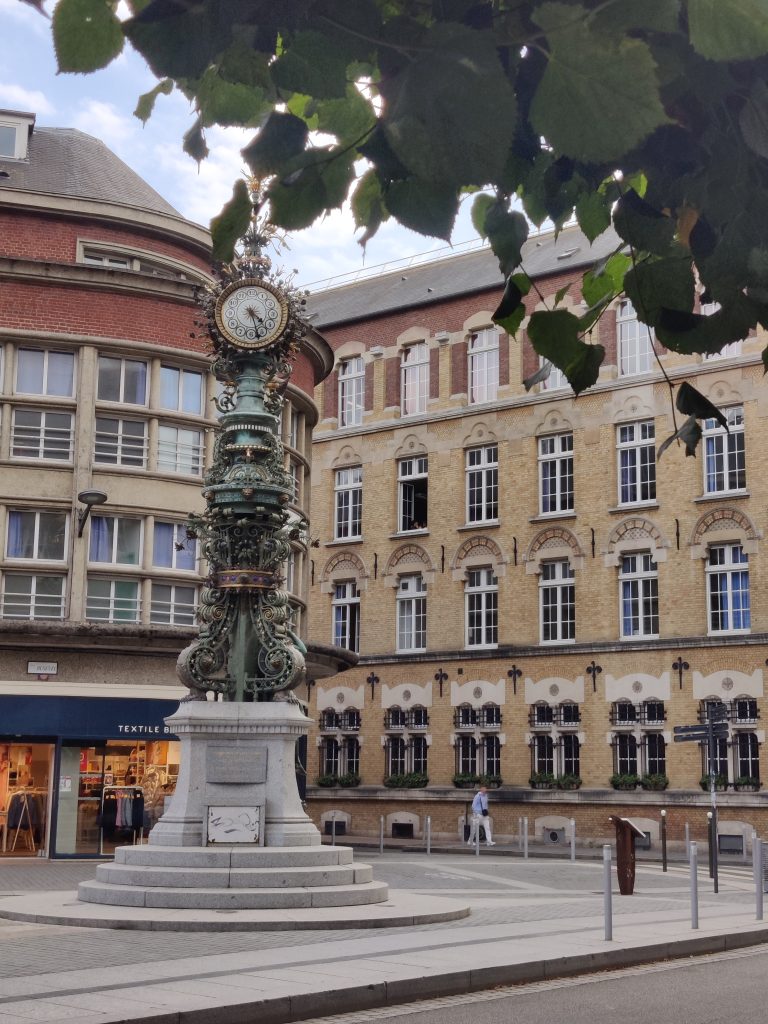 L'horloge Dewailly avec la statue de Marie sans chemise, une place emblématique de la ville d'Amiens