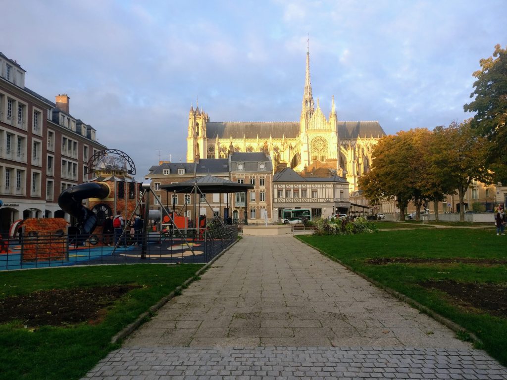 Le square Jules bosquet avec vue sur la cathédrale d'Amiens